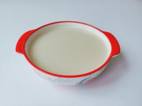 将酵母粉与白砂糖搅拌均匀静止一下。