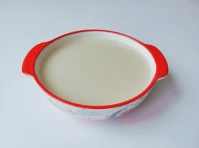 将酵母粉与白砂糖搅拌均匀静止一下。