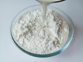 中筋面粉加入酵母水。