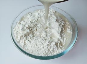 中筋面粉加入酵母水。