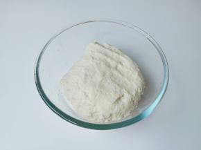 先用筷子搅拌成絮状，再用手揉成面团，盖上保鲜膜发酵至两倍大。