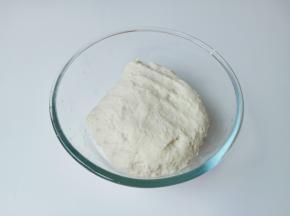 先用筷子搅拌成絮状，再用手揉成面团，盖上保鲜膜发酵至两倍大。