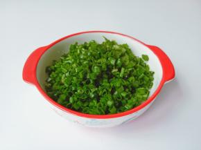 香葱的葱白切掉不要，再切成小丁。