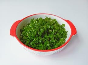 香葱的葱白切掉不要，再切成小丁。