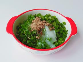 依次加入椒盐，小苏打与化开的猪油搅拌均匀。