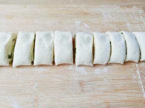 铺好葱花面团叠起来切成长条，不要切太窄。