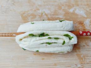 取两个面剂子叠在一起，筷子在中间压一下，筷子拿出来放到花卷底下，顺着筷子转一圈花卷就做好了。