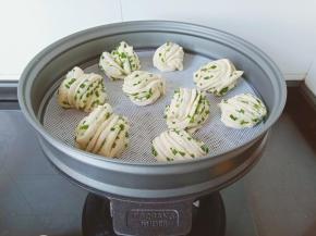 把花卷放到蒸屉上。