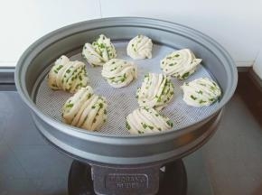 把花卷放到蒸屉上。