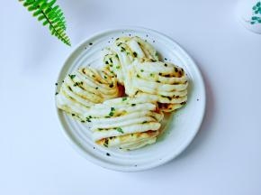 刚出锅的花卷蓬松暄软、弹性十足，毫不逊色与外卖的！