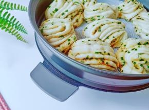 可拆卸锅耳设计，端取食物方便的同时还可以防止烫到手。