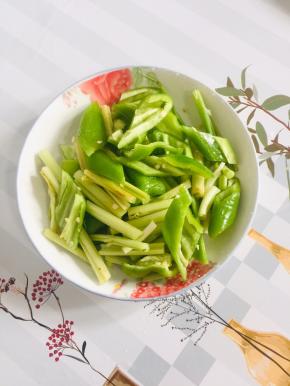 青椒去籽切成块，芹菜去掉叶子切成段！