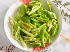 青椒去籽切成块，芹菜去掉叶子切成段！
