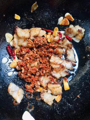 放入自己做的香辣豆豉炒出香味儿！