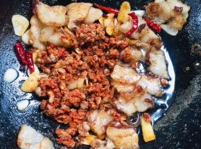 放入自己做的香辣豆豉炒出香味儿！