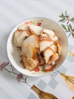 熟猪肉切成薄片备用！