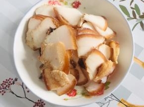 熟猪肉切成薄片备用！