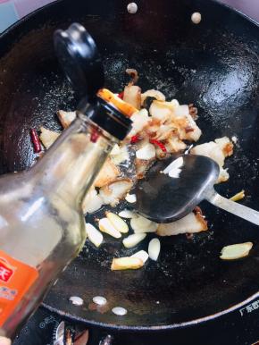 放入适量的红烧酱油上色！