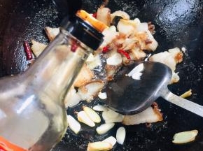 放入适量的红烧酱油上色！