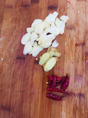 蒜瓣切片，生姜切片，干辣椒切段备用！