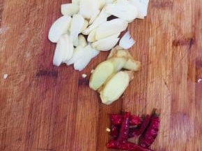 蒜瓣切片，生姜切片，干辣椒切段备用！