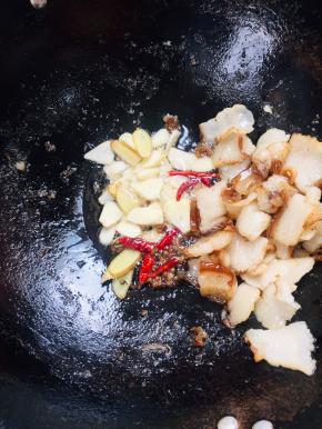 放入花椒，生姜，蒜片，干辣椒爆香！