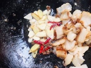 放入花椒，生姜，蒜片，干辣椒爆香！