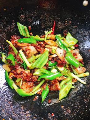 起锅前放入适量的鸡精翻炒均匀即可！香辣豆豉很咸，不用再另外加盐了，味道刚刚好！