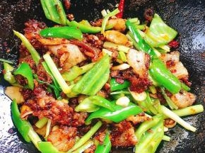 起锅前放入适量的鸡精翻炒均匀即可！香辣豆豉很咸，不用再另外加盐了，味道刚刚好！