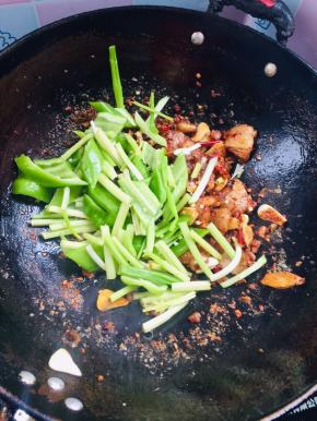 放入青椒，芹菜翻炒均匀！