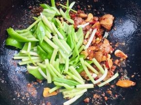 放入青椒，芹菜翻炒均匀！