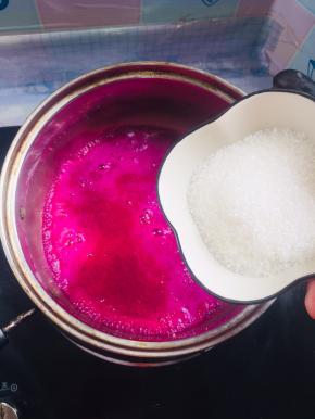 倒入2勺白糖搅拌至融化！