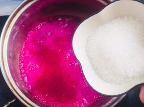 倒入2勺白糖搅拌至融化！