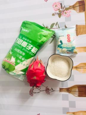 准备好所需的材料：

红心火龙果1个，白糖2勺，白凉粉2勺，椰粉5勺！