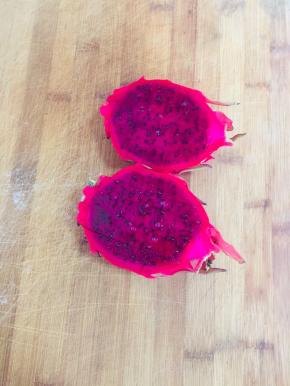 红心火龙果对半切开，用刀划成小块！