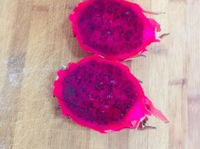 红心火龙果对半切开，用刀划成小块！