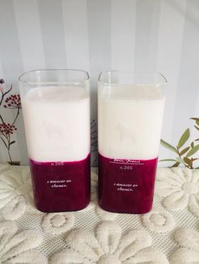 椰奶倒入凝固好的火龙果果冻上！