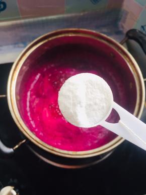 放入两勺白凉粉！（这个勺子是买椰粉的时候赠送的，一勺大约有10克）