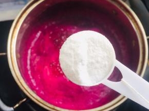 放入两勺白凉粉！（这个勺子是买椰粉的时候赠送的，一勺大约有10克）