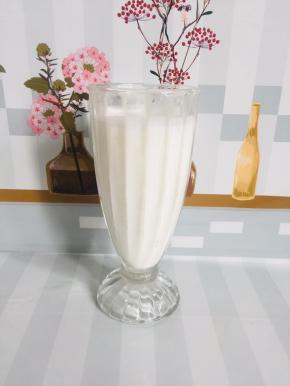 取5勺椰粉，倒入适量的开水，搅拌至融化，一杯椰奶就做好了，晾凉备用！（没有椰粉的也可以直接用牛奶或者酸奶代替，个人觉得还是椰奶最好喝！）