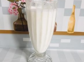 取5勺椰粉，倒入适量的开水，搅拌至融化，一杯椰奶就做好了，晾凉备用！（没有椰粉的也可以直接用牛奶或者酸奶代替，个人觉得还是椰奶最好喝！）