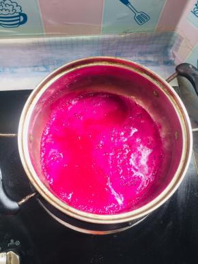 榨好的汁倒入锅中，料理机中加入100克左右的水搅拌几秒，一起倒入锅中！以免料理机中残留的火龙果汁浪费了！