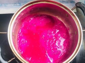 榨好的汁倒入锅中，料理机中加入100克左右的水搅拌几秒，一起倒入锅中！以免料理机中残留的火龙果汁浪费了！