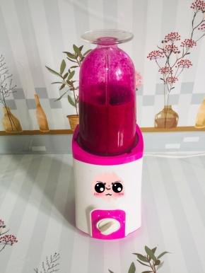 把火龙果果肉放在料理机中榨成汁儿！