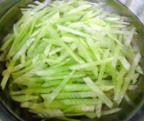 莴笋断生后立即放入冷水中过凉再沥干水份备用