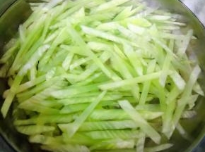 莴笋断生后立即放入冷水中过凉再沥干水份备用