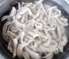 放入冷水中过凉沥干水份