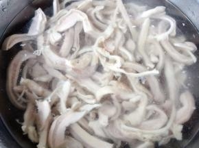 放入冷水中过凉沥干水份