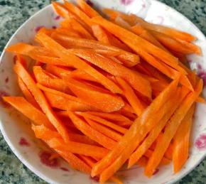 胡萝卜切成丝