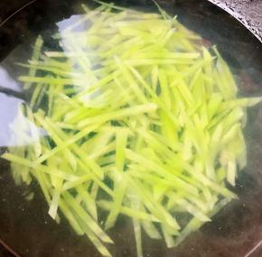 莴笋切成丝放入开水中焯水切记时间不要过长